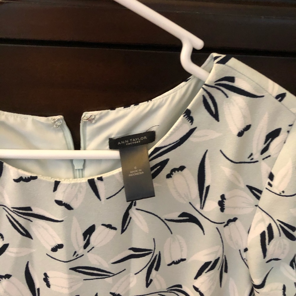 An Taylor dress with short sleeves